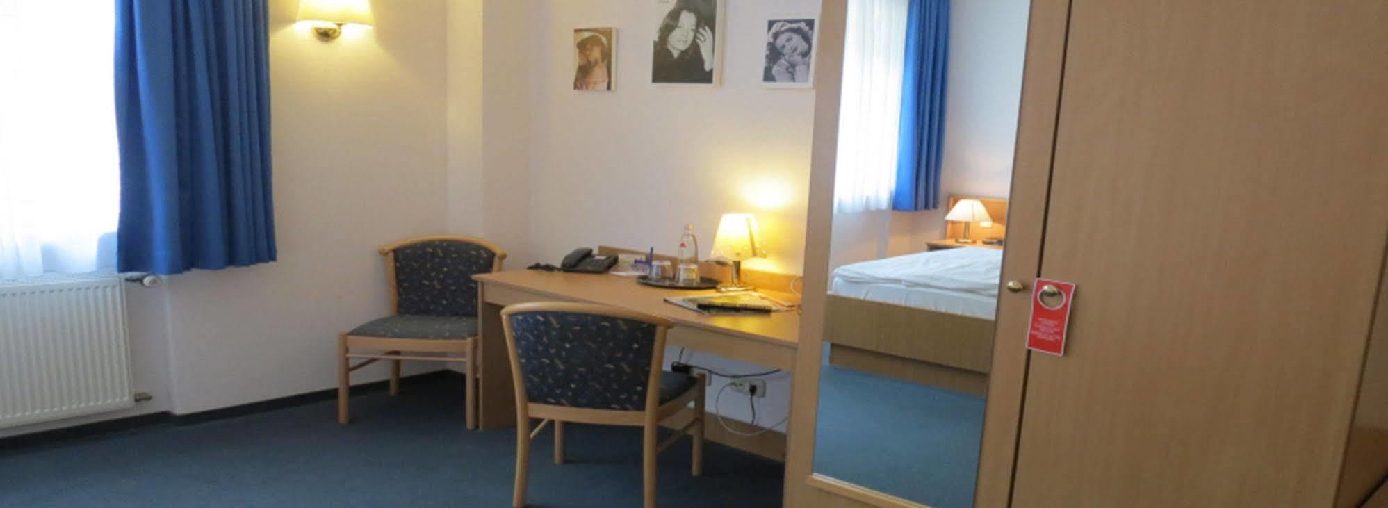 Filmhotel Lili Marleen Potsdam Buitenkant foto